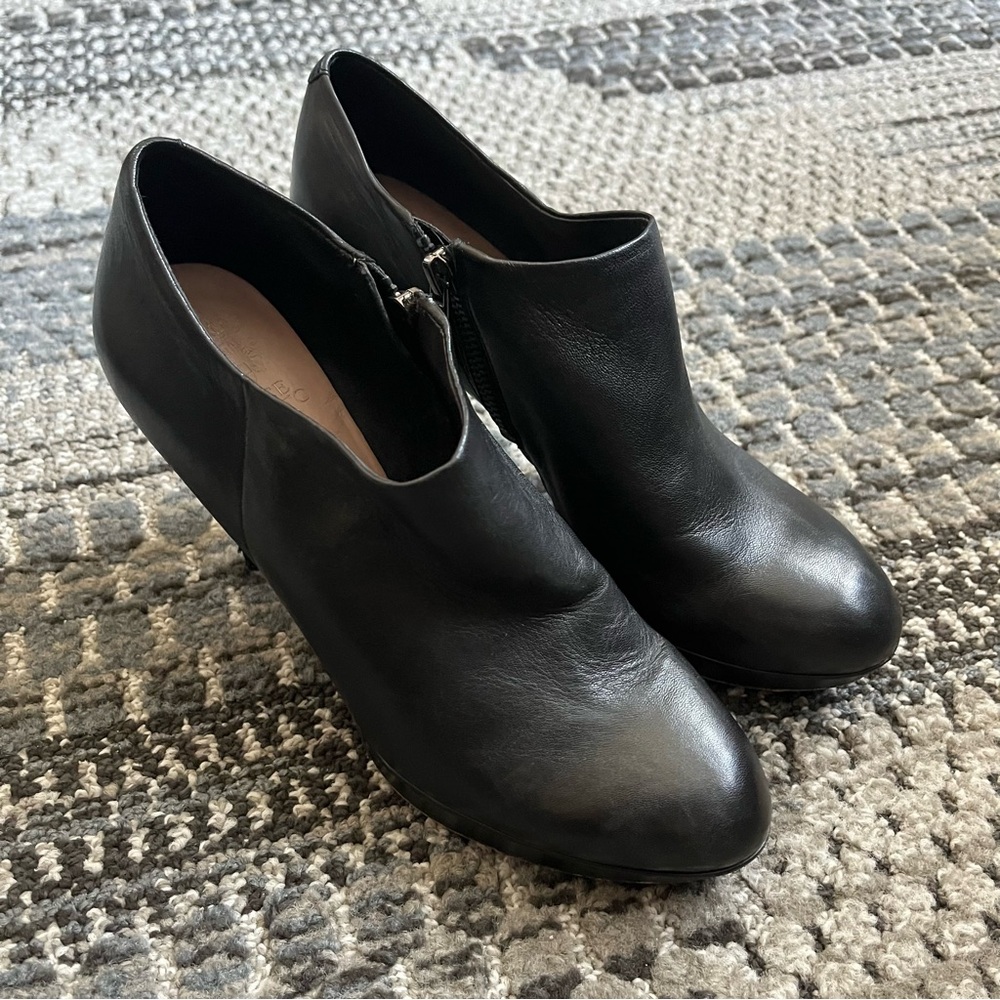 👠 Vince Camuto Ladies Zip Up Heeled Booties in Black, Size 8.5 M